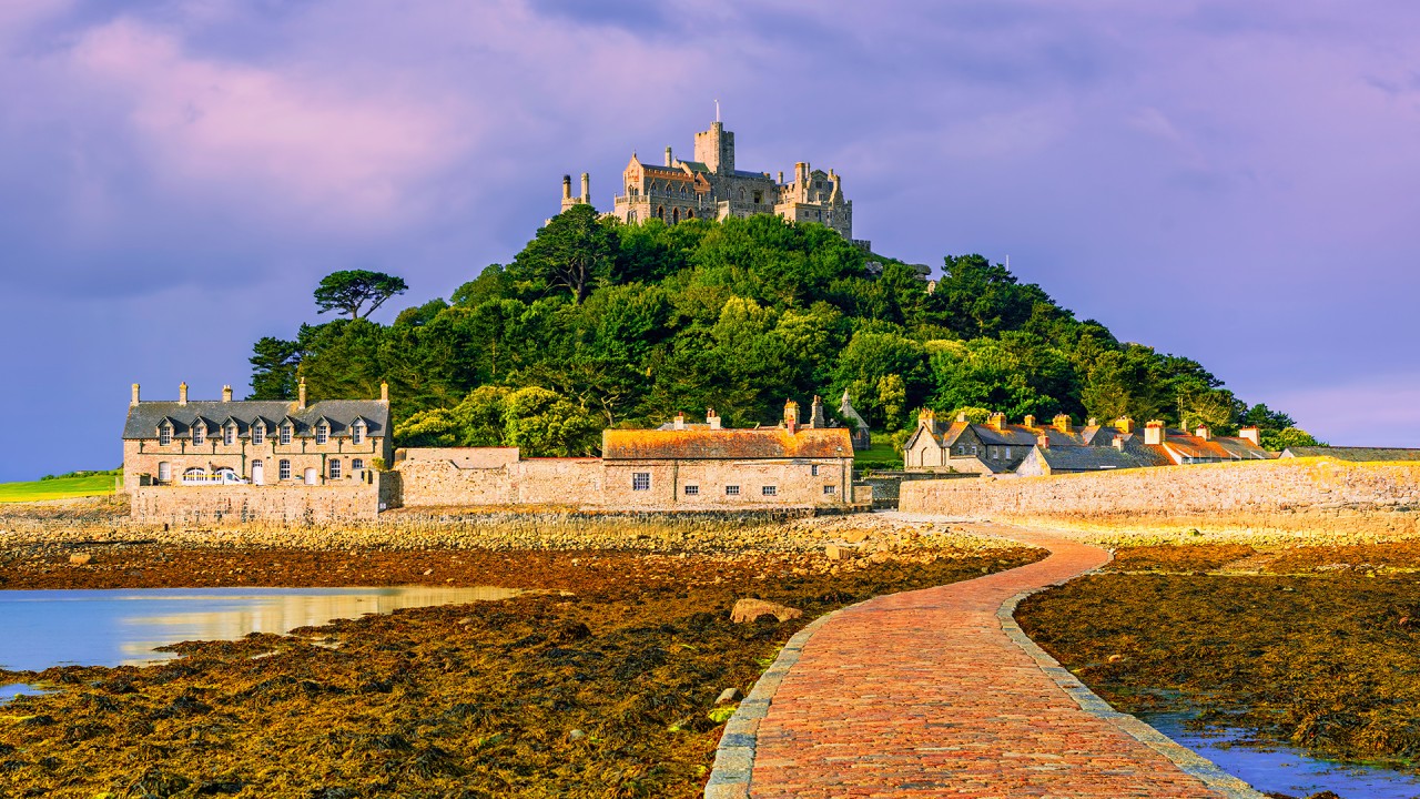 Explore English homes and gardens with guest lecturer Caroline Holmes