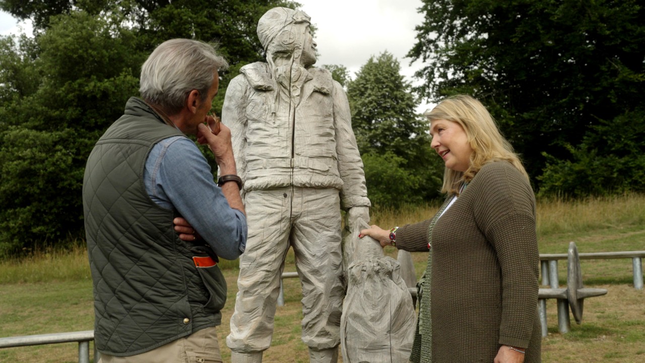 Alastair Miller in conversation with Lady Carnarvon)